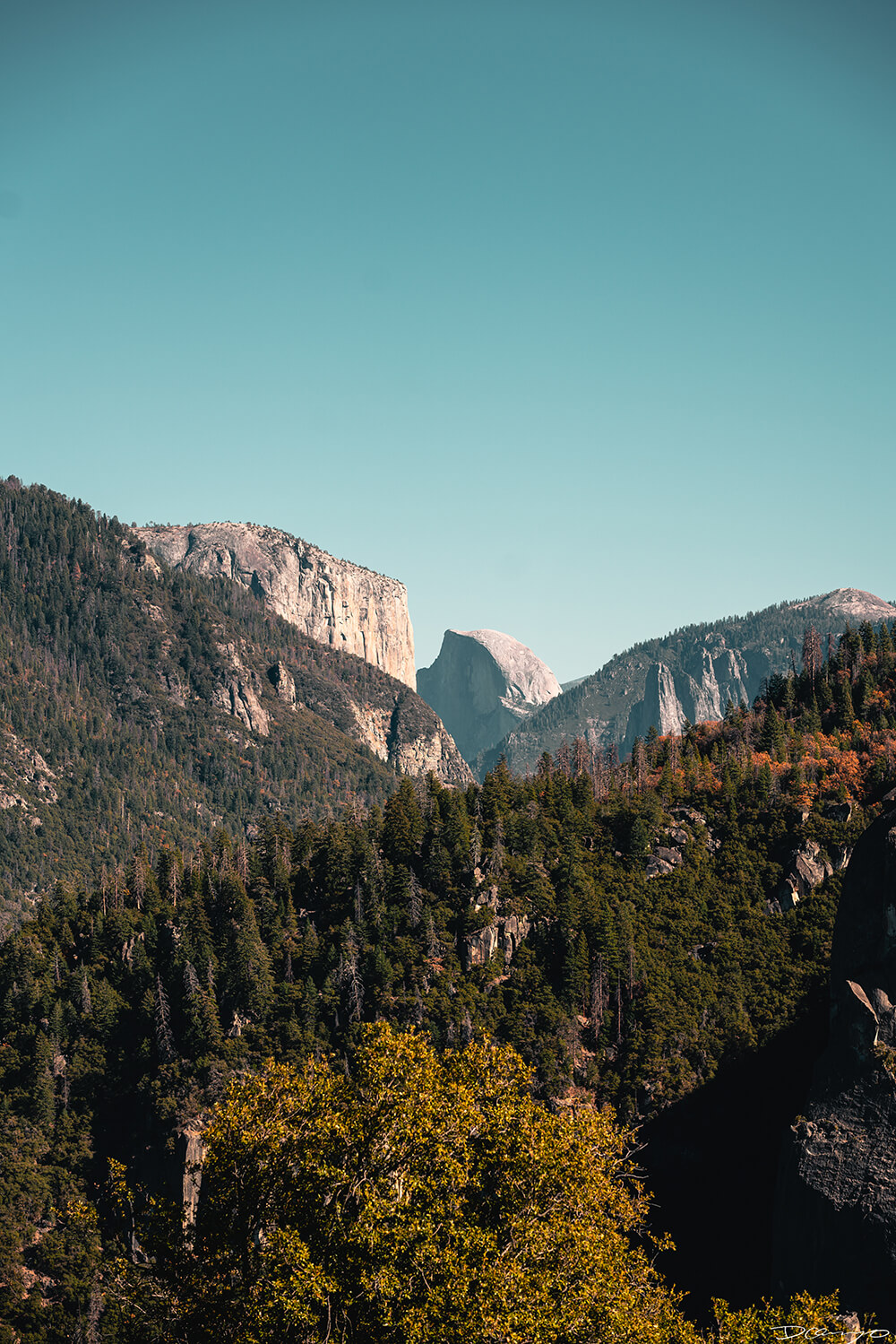 Tunnel View with Glacier Point and El Capitan in the Yosemite Valey in Yosemite National Park, California.